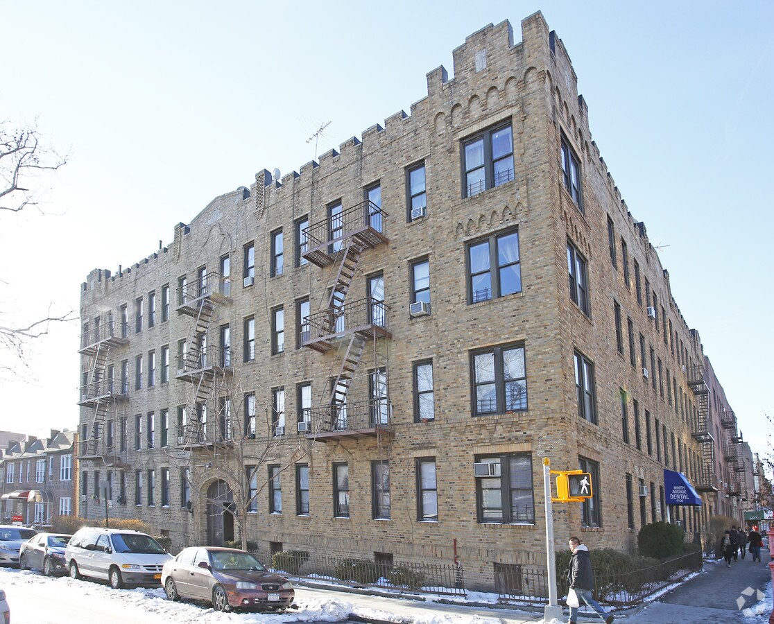 Photo - 902 41st Street Apartments