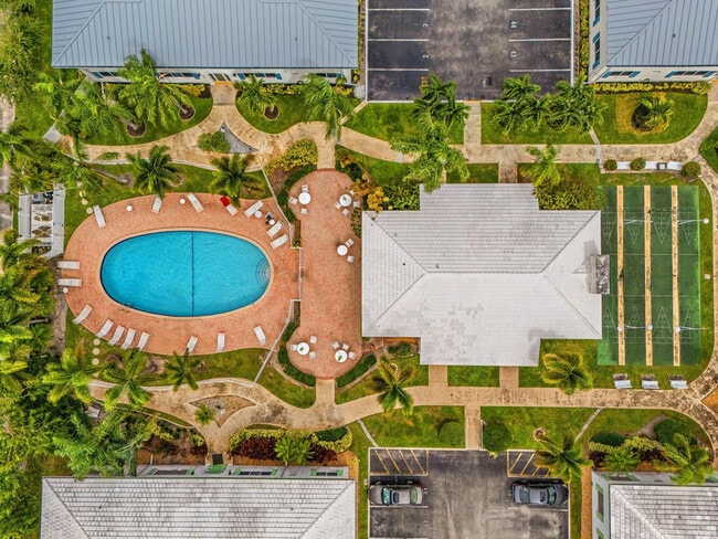 Building Photo - 1821 NE 62nd St Unit 301