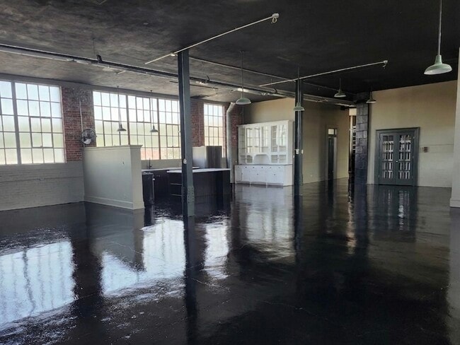 The Wherehaus Apartments - Top Floor Loft - 600 Virginia St W Unit C