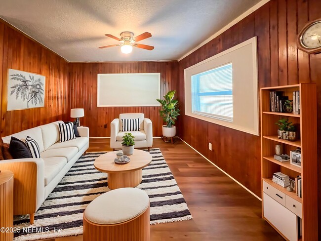 Photo - 3220 Myra St