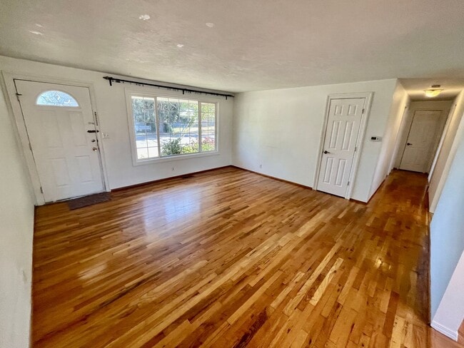 Building Photo - Charming Single-Level Home with Spacious Yard & Easy Portland Access