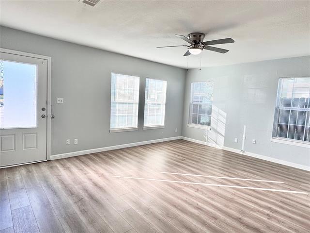 Photo - 202 N Riverside Dr