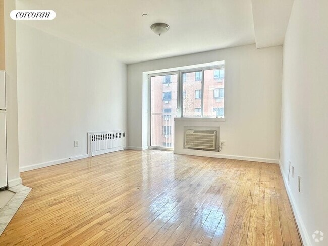 Building Photo - 422 E 10th St Rental