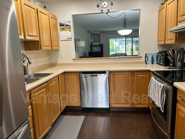 Photo - 112-1765 Leckie Rd