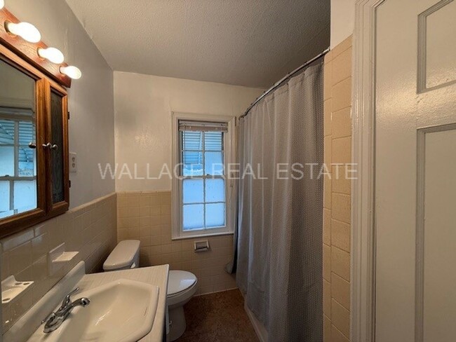 Photo - CUTE 1940'S BUNGALOW IN SHANNONDALE COMMUNITY IN N. KNOXVILLE!!