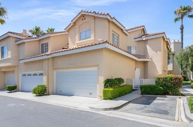 Building Photo - Spacious 2bed 2.5bath Condo with attached 2 car garage