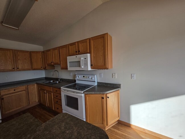 Photo - 3 bed twinhome for rent