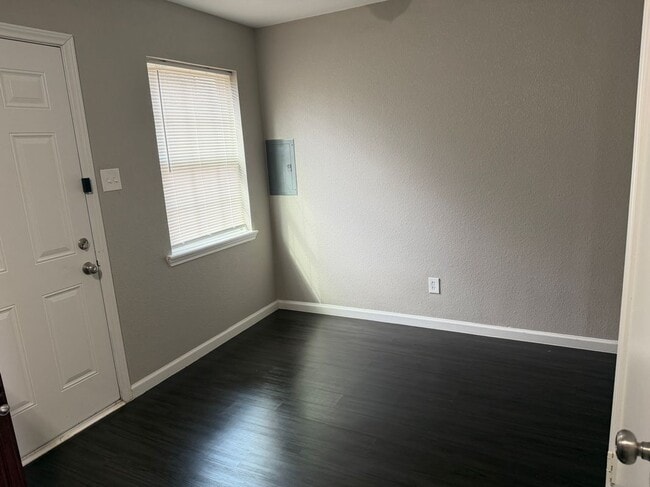 Photo - 410 Conveyor Dr