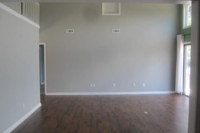 Photo - 107 Kingswood Dr