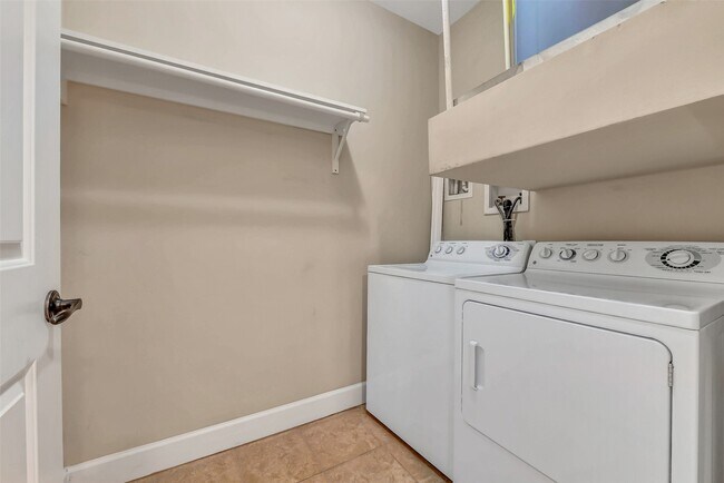 Building Photo - 2203 Dorrington St Unit 309
