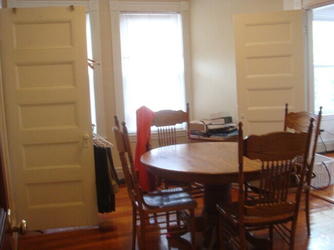 Building Photo - Large 2 Bedroom Plus an Office in Brooklin... Rental