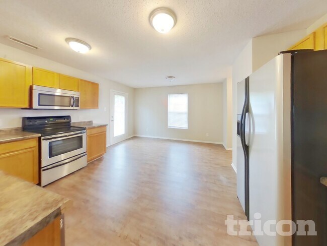 Photo - 678 Runnymede Ct