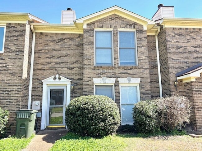 Building Photo - Spacious 2 Bed / 2.5 Bath Home in Madison