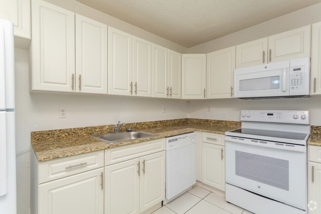 1BR, 1BA - 879 SF - Kitchen - Lago Club Apartments