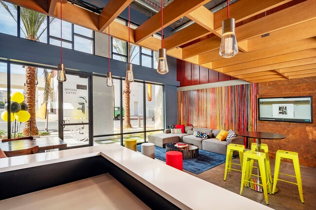 Apartamentos y unidades de trabajo/vivo expresivos y únicos - Ely on Fremont