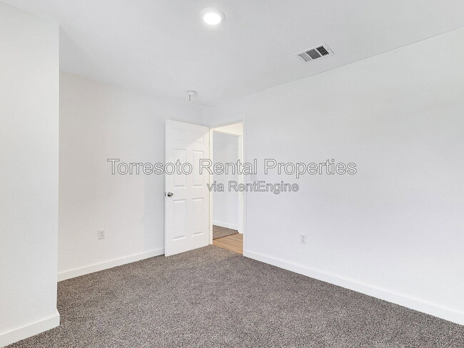 Building Photo - 2326 Cincinnati Ave Unit D