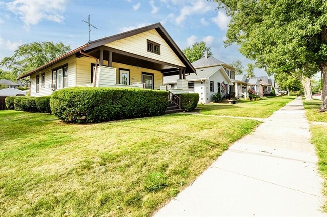 Charming 2 Bedroom - Charming 2 Bedroom