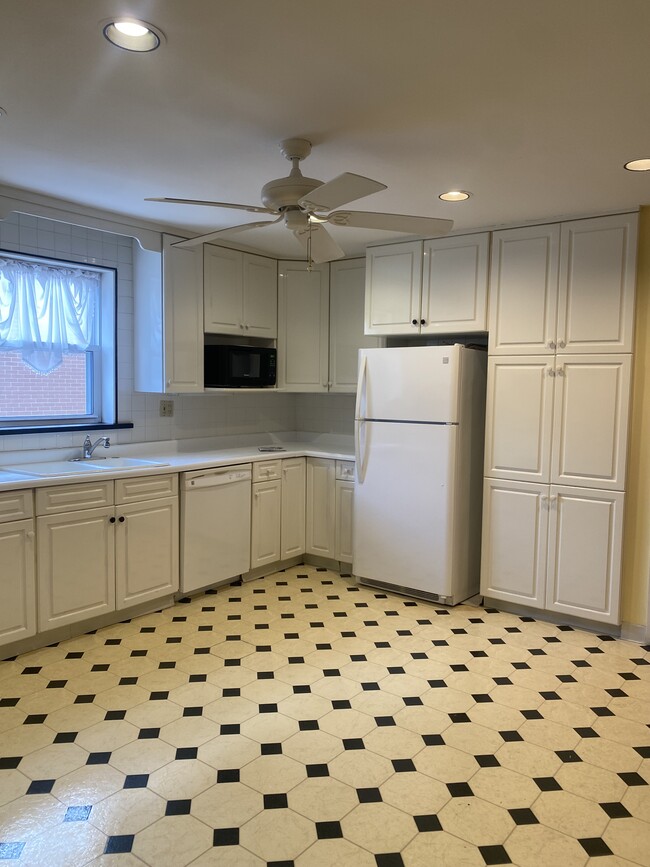 Eat in Kitchen - 711 N 11th Ave Unit 1