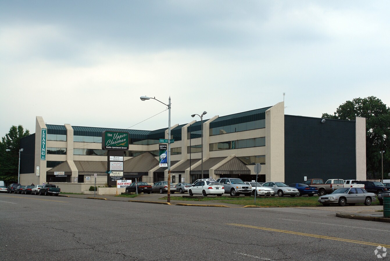 The Flats on 4th - The Flats on 4th