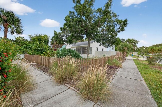 Photo - 2501 Oakdale St S