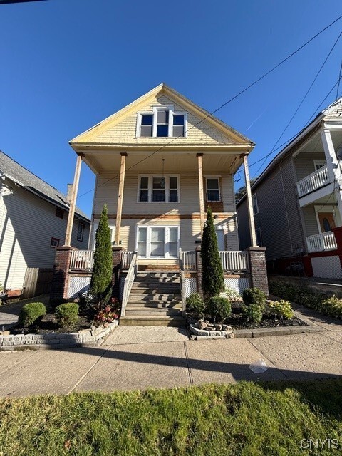 Photo - 1637 Neilson St