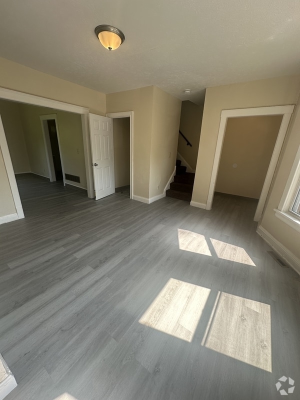Building Photo - 1211 E 86th St Rental