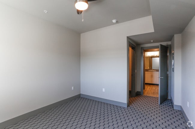 1BR, 1BA - 800 SF