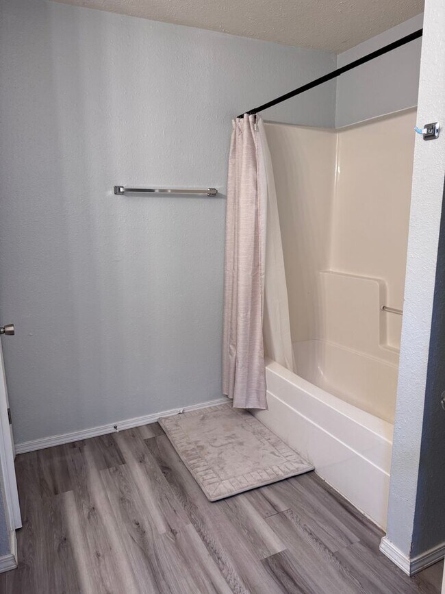 Photo - 6297-MF2-E1 Unit B