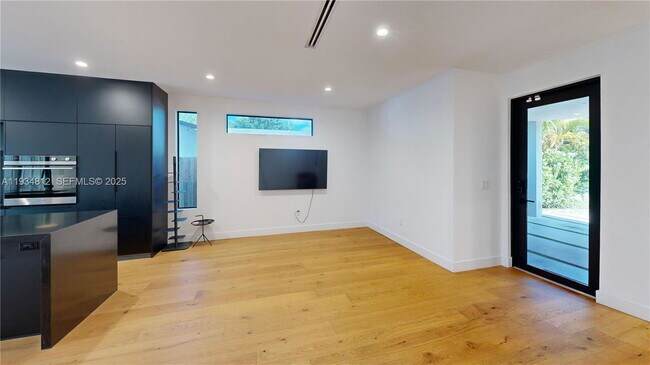 Photo - 353 NW 50th St