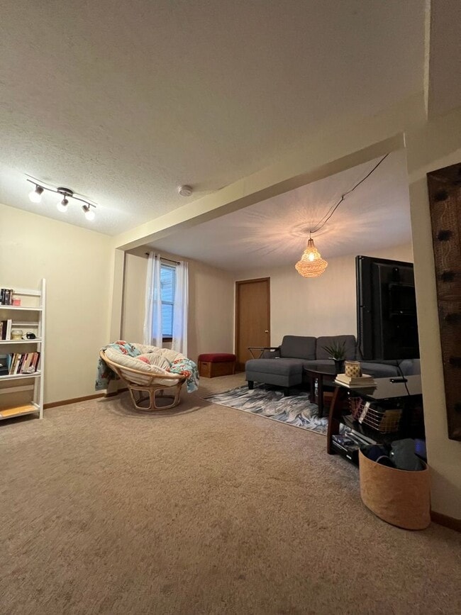 Building Photo - Hoff - 14 Unit 115