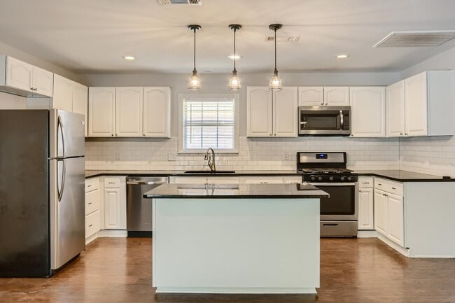 Photo - Bright Stevens Park home minutes from Bishop Arts & Trinity Groves