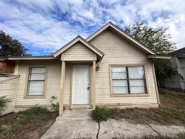 Building Photo - Pet-Friendly 2BR Home with Fenced Front & Backyard!