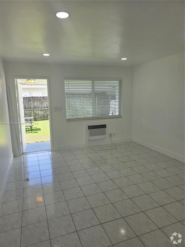 Building Photo - 411 SE 3rd Ave Unit 1-5 Rental
