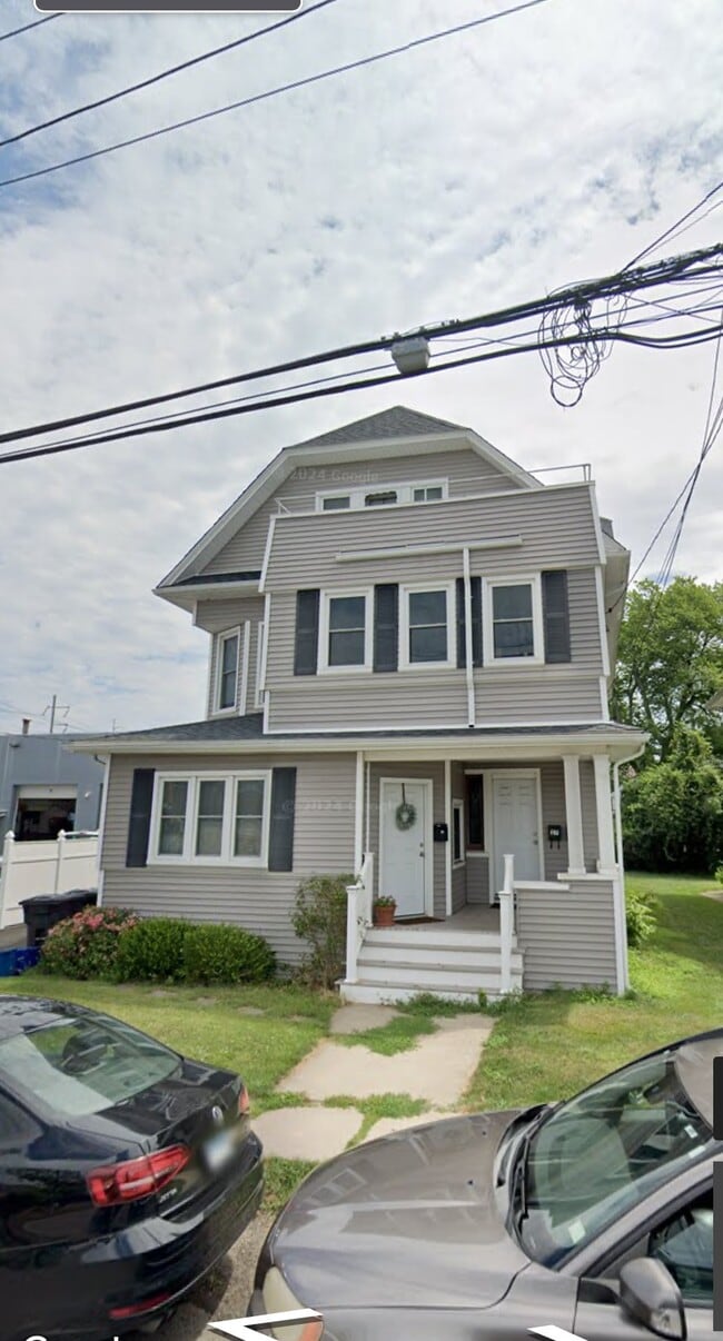 House - 29 Bungalow Ave Apartments Unit #3
