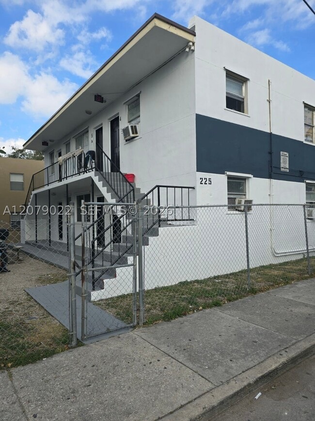 Building Photo - 225 NW 17th St Unit 4