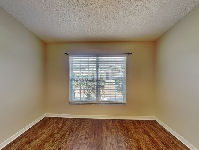 Photo - 315 Colony Ct