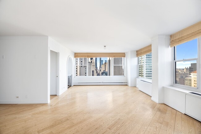 Photo - 117 E 57th St