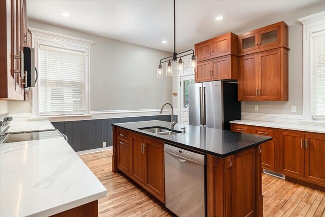 Photo - 122 10th St S