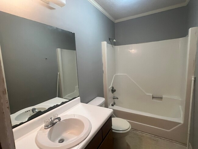 Baño completo - 3208 Crestwood Dr Unidad A