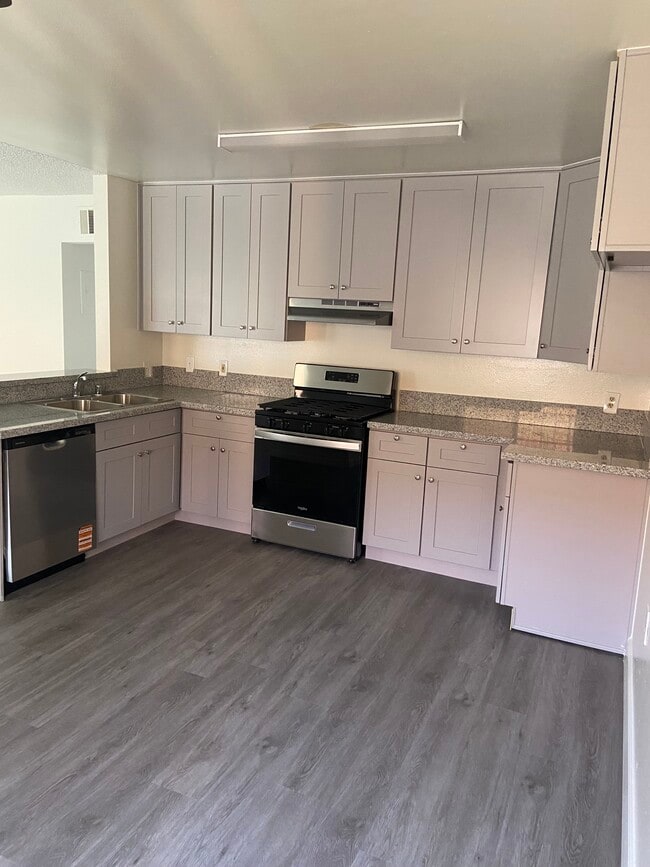 Building Photo - 4619 Rosewood Ave Unit 202