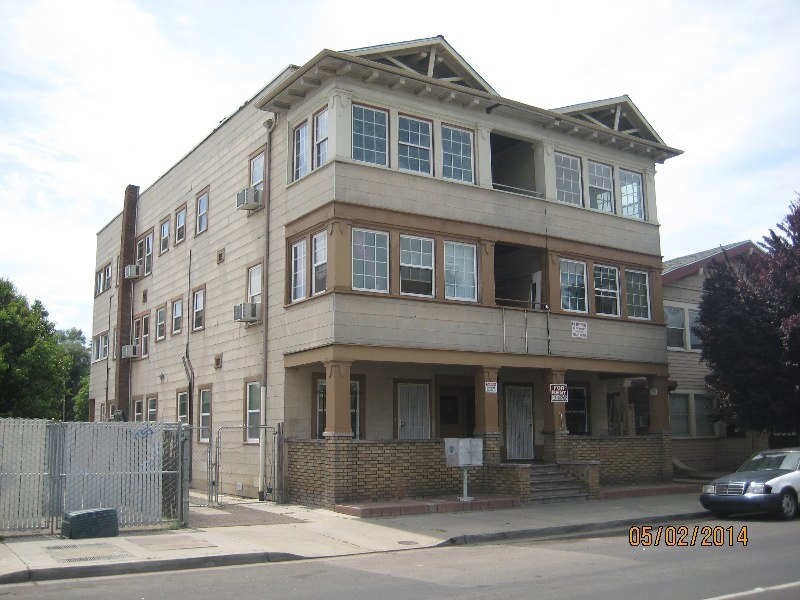 Photo - 330-334 E Oak St Apartments