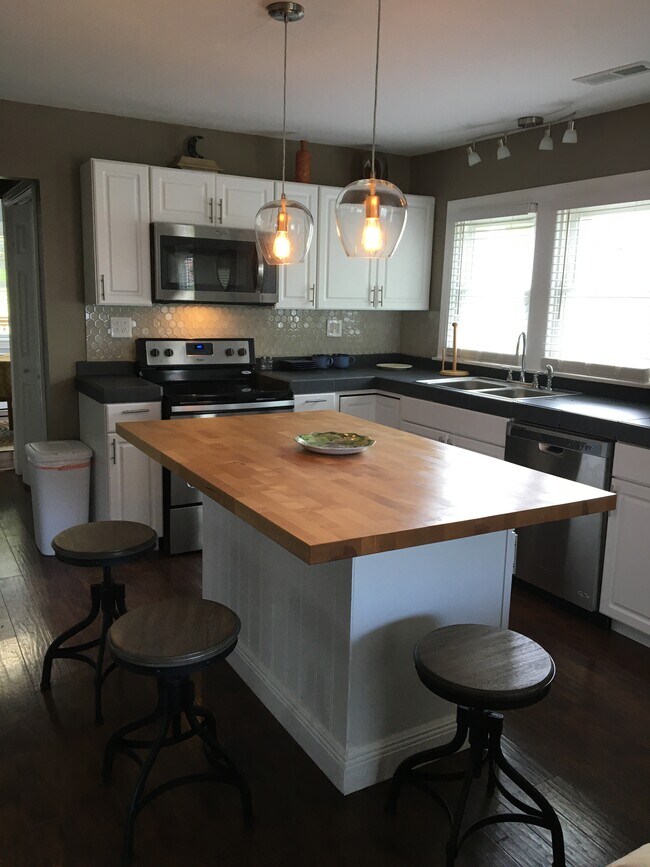 FULLY STOCKED KITCHEN - 206 Bibb Ave House