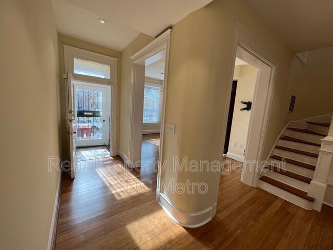 Photo - 32 Quincy Pl NE