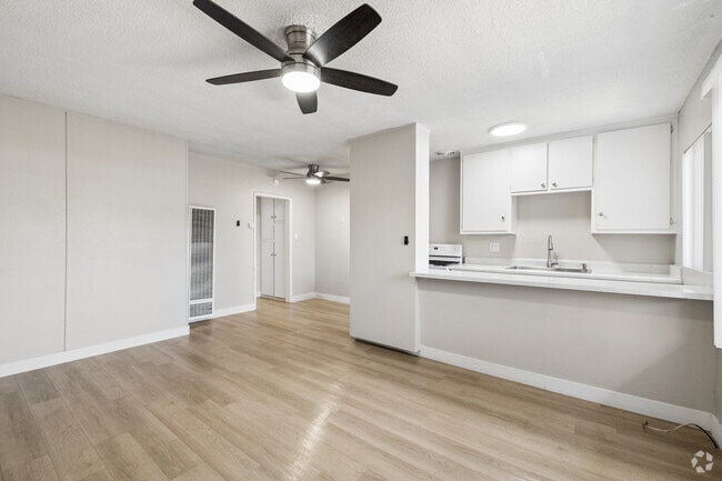 1BR, 1BA - 548SF - Living Room
