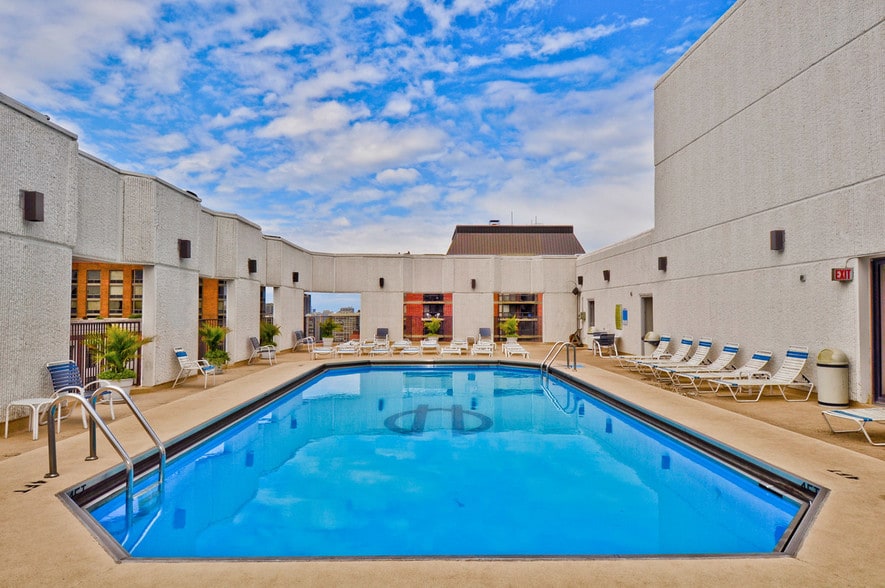 1111 N. Dearborn - Rooftop Pool