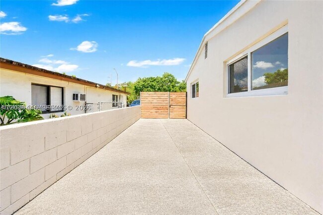 323 NW 56th Ave. Unit 1