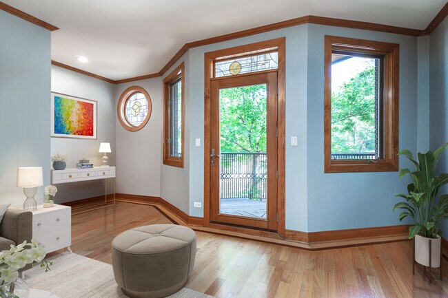 Photo - 1031 N Marshfield Ave Unit 2