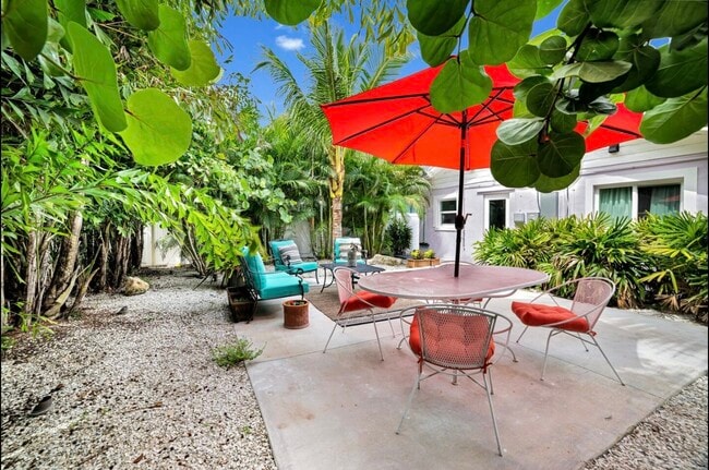 1210 Bay Palm Blvd