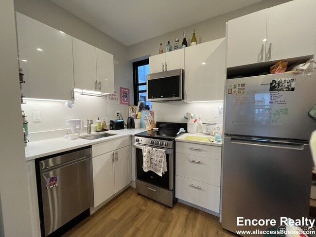 Building Photo - 833 Beacon St