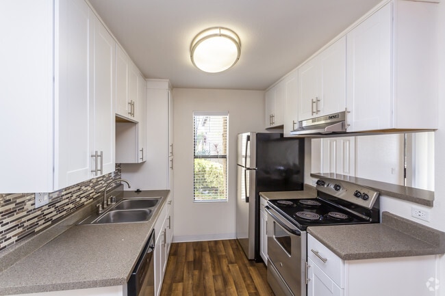 1 BR, 1 BA - 655 SF